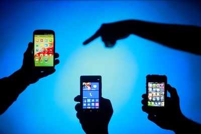 Global smartphone market declines for second successive quarter
