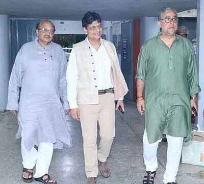 Irshad Kamil presents scholarships in his mother's name
