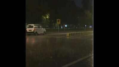 Heavy rain lashes Delhi-NCR