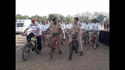 Pune cops participate in bicycle rally