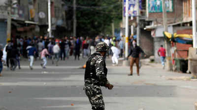 Jammu and Kashmir: One tourist from Tamil Nadu killed in stone-pelting
