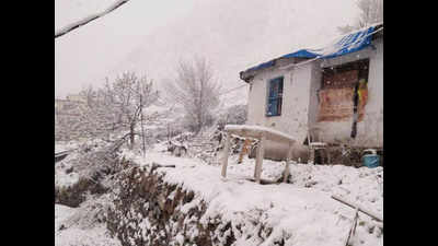 Heavy snowfall halts Kedarnath yatra, Badrinath and Hemkund also receives fresh snow