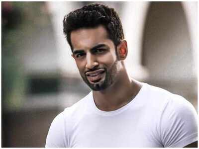 Upen Patel helps out city rickshaw drivers