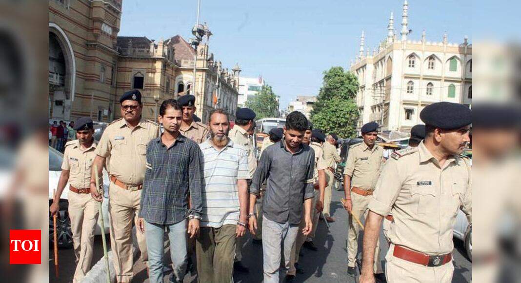 Three arrested for attacking lady cop | Vadodara News - Times of India