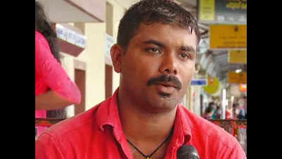 Kerala coolie using free rail WiFi to realise civil services dream