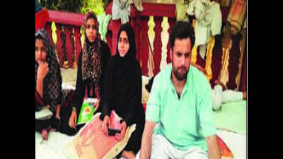 AMU students commence relay hunger strike, seek action in Jinnah row
