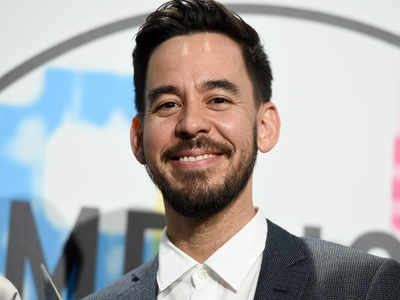 Mike Shinoda pays homage to Chester Bennington in first solo concert