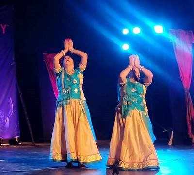 Kathak dancers get together to celebrate dance