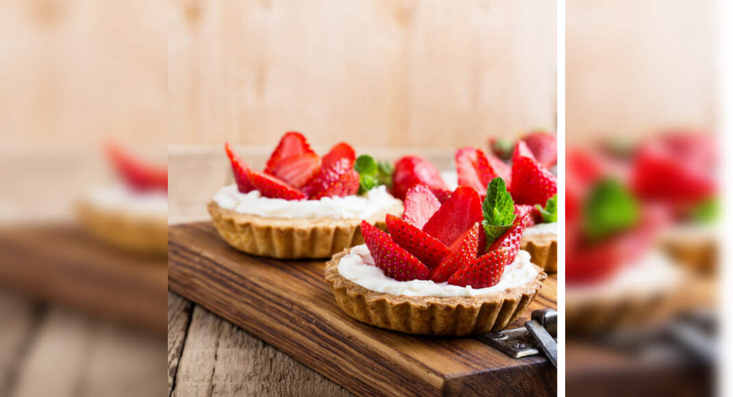 Banana Phirni Tartlets with Fresh Strawberries Recipe: How to Make Banana Phirni Tartlets with Fresh Strawberries Recipe | Homemade Banana Phirni Tartlets with Fresh Strawberries Recipe