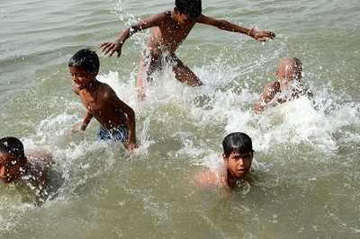 Ganga Ghats turn hot spots for Patnaites in summer