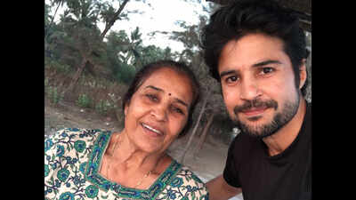 Actor Rajeev Khandelwal attends his mom’s last rites in Jaipur