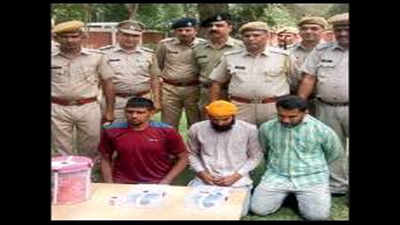 Three arrested with weapon consignment from Pakistan