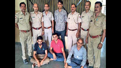 Police nab 3 smugglers with one quintal opium