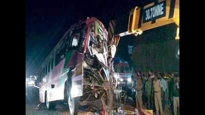 7 pilgrims die, 20 hurt as bus rams truck