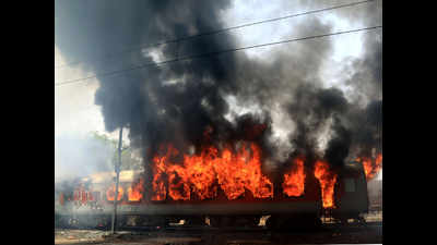 ​ Express train from Delhi to Vizag catches fire in Gwalior