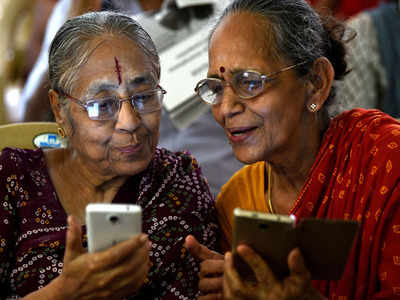 Senior citizens get a crash course in using smartphones | Chennai News -  Times of India