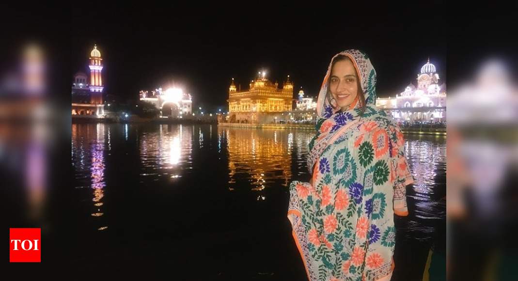 Indian actress Saranpreet poses at the Golden temple Sikh shrine in... News  Photo - Getty Images