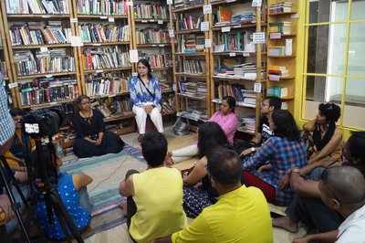 Storytelling on the theme of mothers held a city cafe