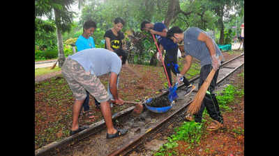 Swachh Mangaluru volunteers clean up Kadri Park and surrounding areas