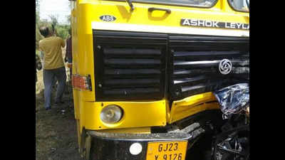 Gujarat: Truck hits car in Anand, 6 die on the spot