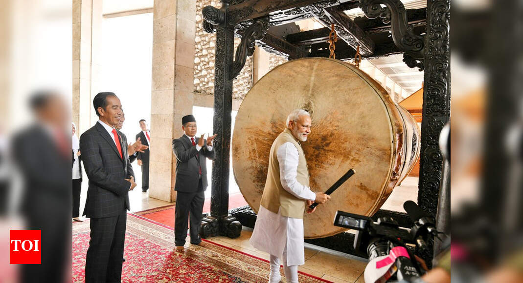 Prime Minister Narendra Modi,Joko Widodo vist Istiqlal Mosque - Times ...
