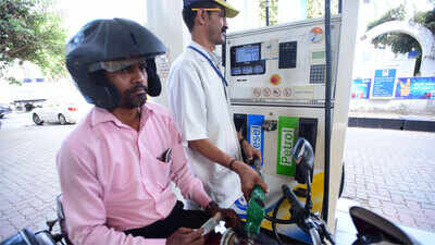 Oil companies cut petrol prices by 7 paise per litre, diesel cheaper by 5 paise