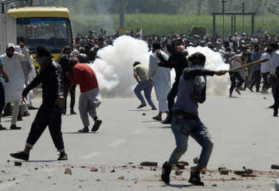 Nowhatta clashes: Unidentified stone-pelters, CRPF driver booked
