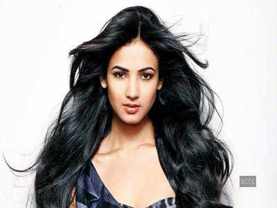 Sonal Chauhan to be seen opposite Vidyut Jammwal in Mahesh Manjrekar's gangster drama