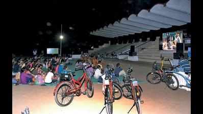 Enthusiasts pedal to watch ‘Cycle’