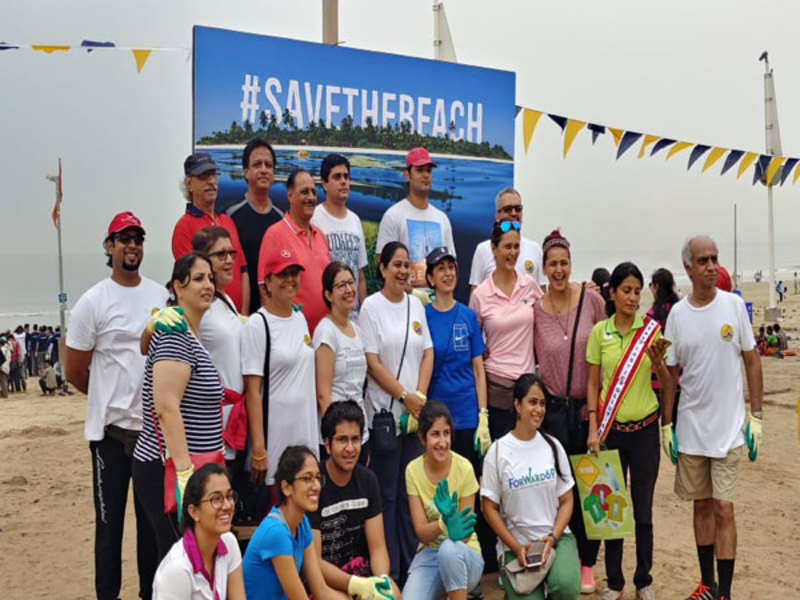 More than 5000 Mumbaikars gather at Juhu beach to kick start the #SAVETHEBEACH initiative