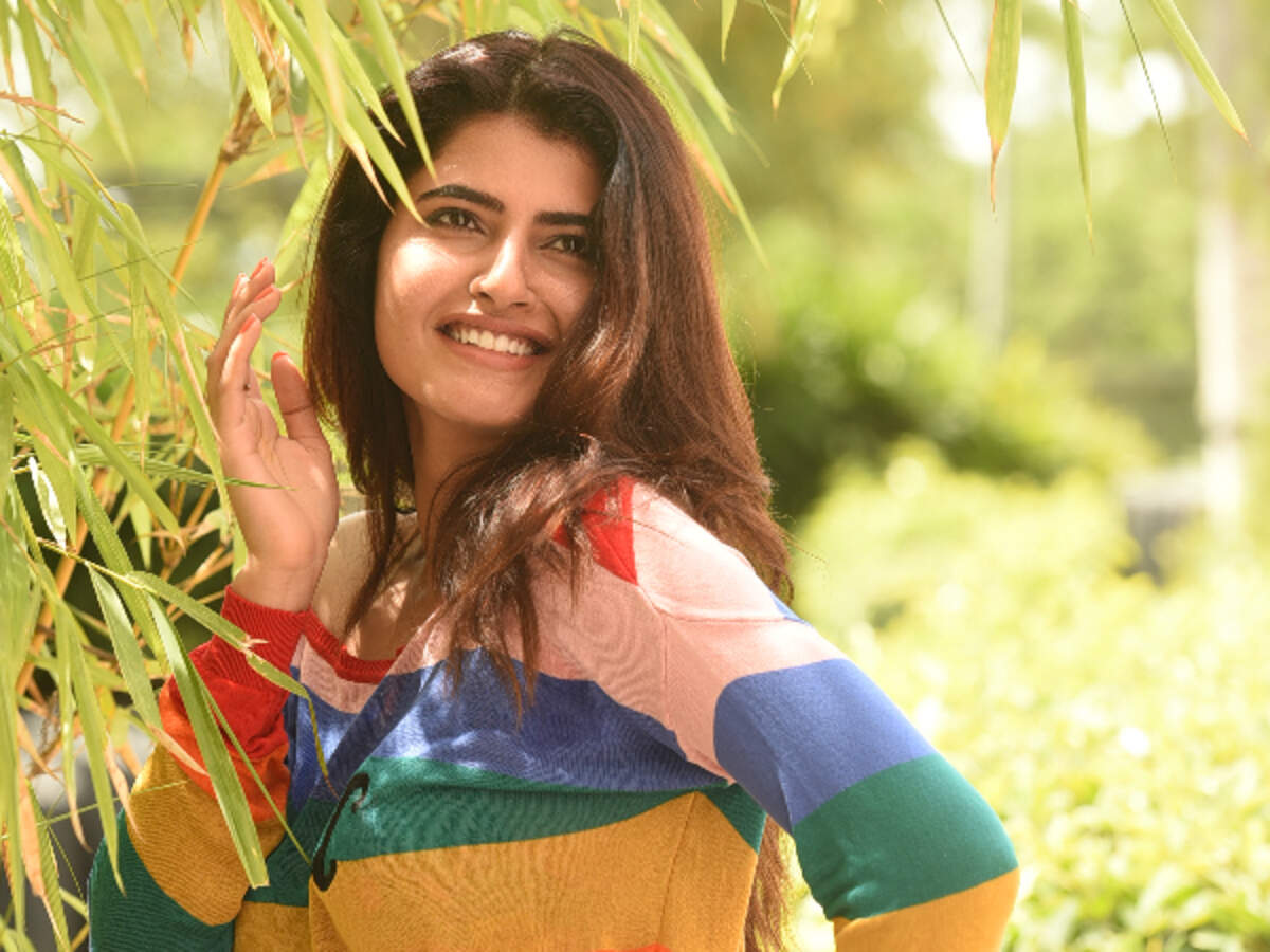 Meghana raj whip. Sheena shahabadi. Kavya thapar фильмы. Шина шахабади. Pretty late.