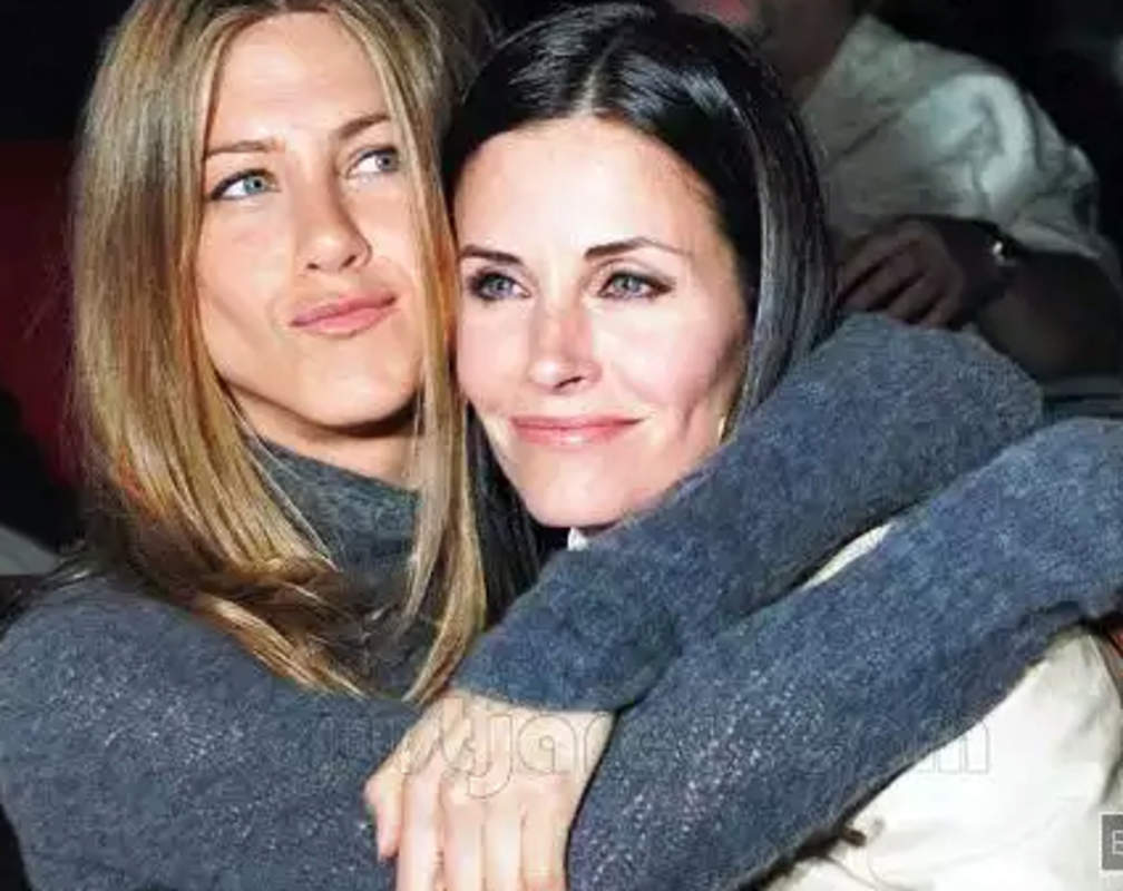 
Friends forever! Jennifer Aniston to be Courteney Cox's maid of honour
