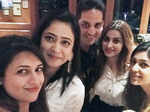 Divyanka Tripathi clicks a selfie with Shweta, Priyanka and Vikaas