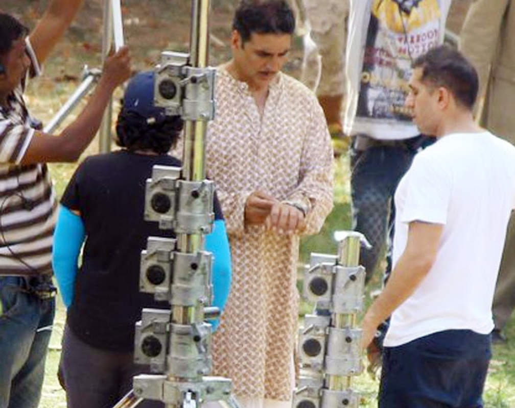 
Akshay Kumar snapped with Ritesh Sidhwani on the sets of 'Gold'
