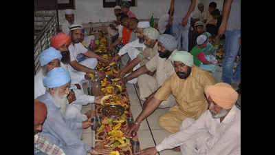 Punjab: Sikhs, Hindus make Iftar feast special for Muslims
