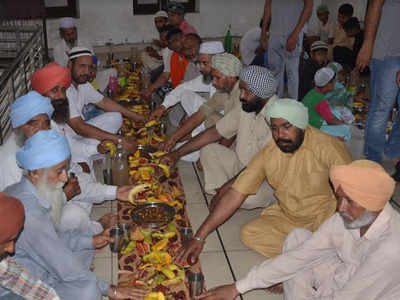 Punjab: Sikhs, Hindus make Iftar feast special for Muslims