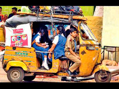 Het kantoor Gewoon doen Spijsverteringsorgaan School kids packed like sardines in autos, police issue advisory |  Hyderabad News - Times of India