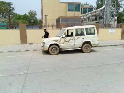 Vehicle abandoned in Hauz Khas Metro no-parking zone