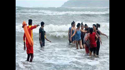 Three Maharashtra tourists drown at Calangute, two missing