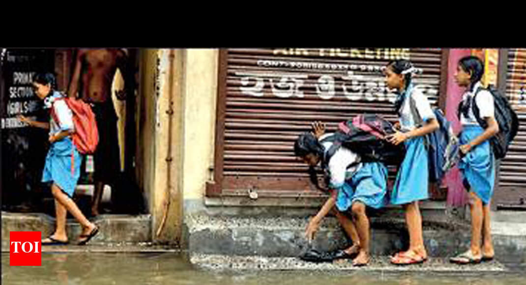 Babus to close lock gate, leave pockets flooded Kolkata News