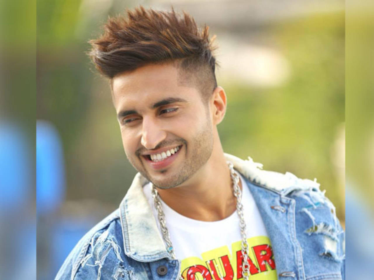 Ranveer Singh's 'Mohawk' look gets a thumbs-up from Priyanka