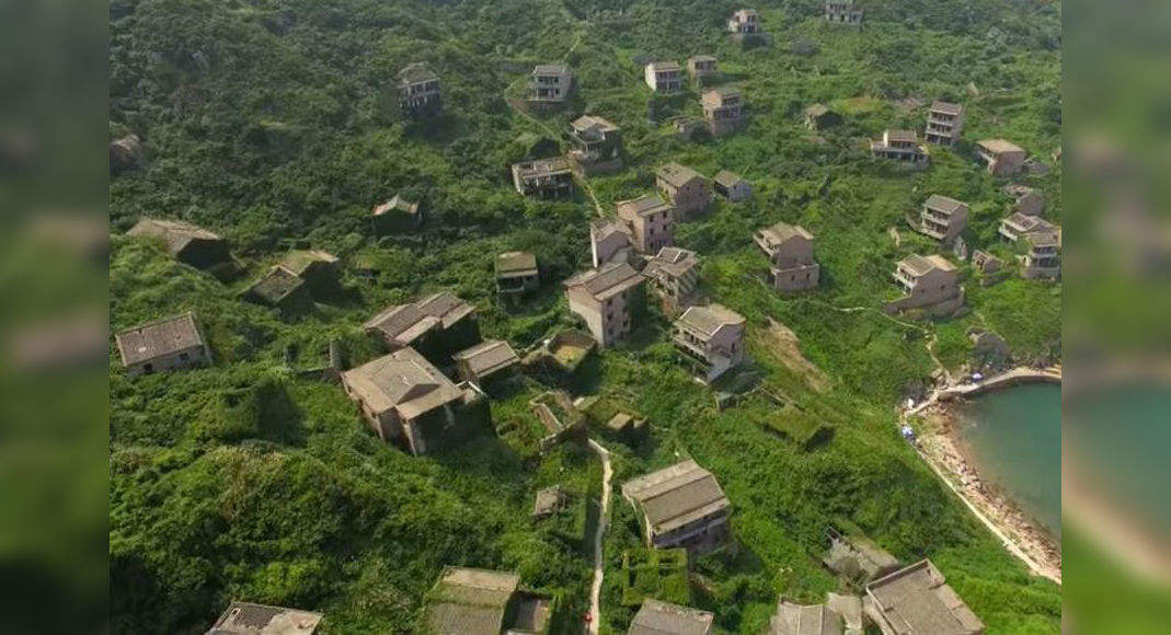 This 'ghost town' in China shows nature in its best eerie form