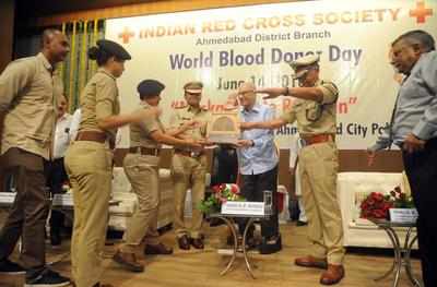 Blood bravehearts in khaki felicitated