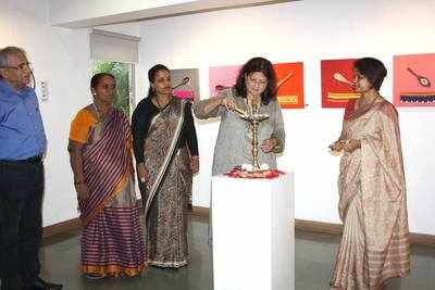 Meena Akshi pressents her artwork at Art2Day gallery