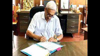 Day after his return, CM Manohar Parrikar reviews works
