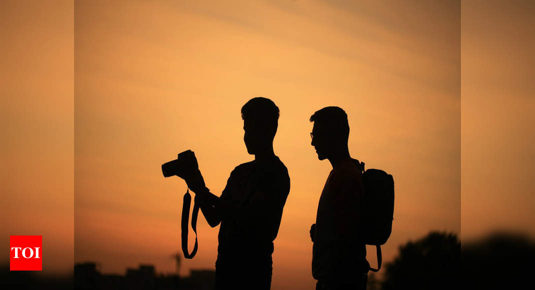 Holding ground. Турист с фотоаппаратом. Два фотографа. Двое путешественников.