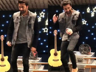 This video of Ranbir Kapoor dancing to Shah Rukh Khan's 'Chaiyya Chaiyya' is the cutest thing you’ll see today