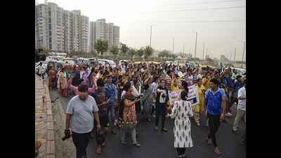 Authority ignores CM’s statement on shifting Noida landfill site, residents continue protests