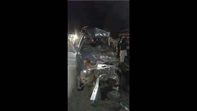 5 from Tamil Nadu killed as Qualis hits truck in Karnataka