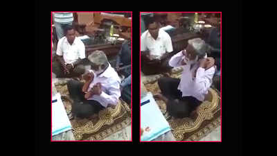 On cam: Karnataka minister seen holding Paduka of a pontiff